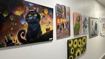 Eine Wand mit Acrylbildern, die im Ludgerus-Werk ausgestellt werden. 