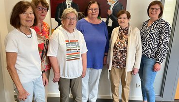 Die Gruppe der Montagsmalerfrauen stehen vor einem ihrer Kunstwerke. 