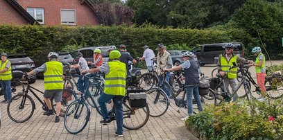 Seniorengruppe bei einer Radtour auf dem Parkplatz des Ludgerus‑Werks