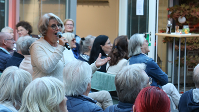 Sängerin Martina Halbritter mischt sich unter das Publikum und singt dort ihre Songs.