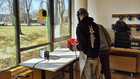 Schüler probieren sich an den Geräten an der Werkbank aus.