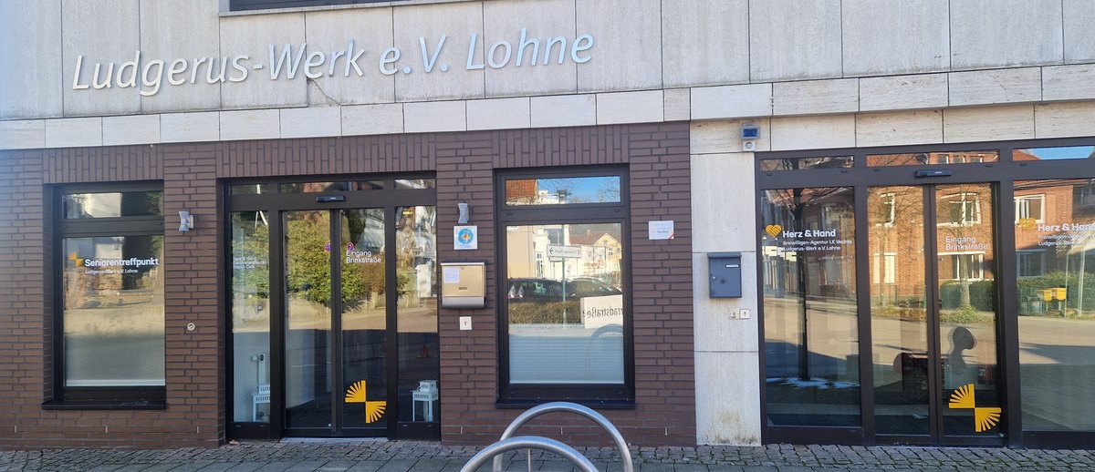 Außenansicht des Seniorentreffpunkts in Lohne. Es ist der Eingang zu sehen. 