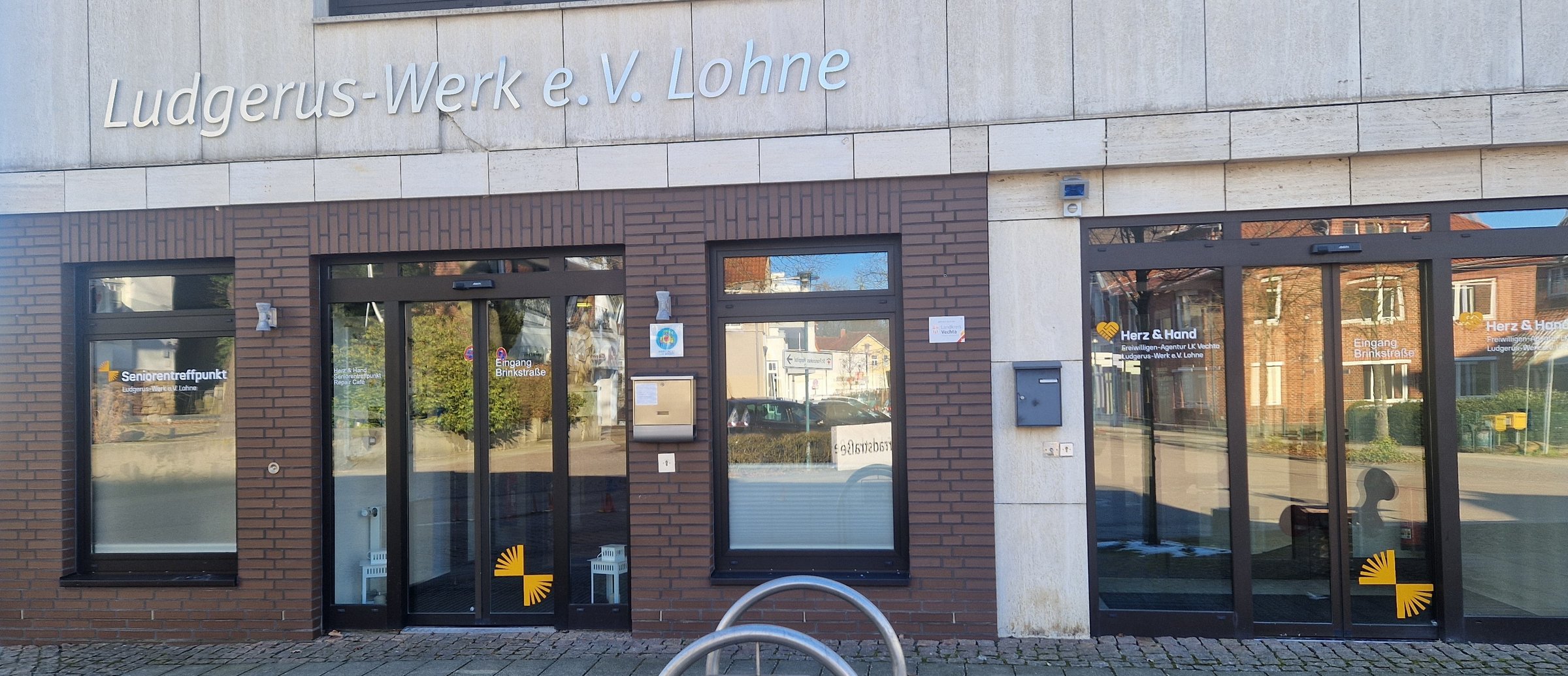 Außenansicht des Seniorentreffpunkts in Lohne. Es ist der Eingang zu sehen.