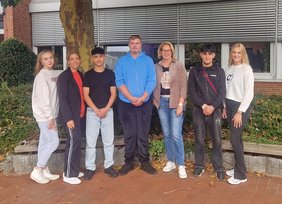 Die Schüler mit ihren Lehrerinnen und Sozialpädagoginnen. 