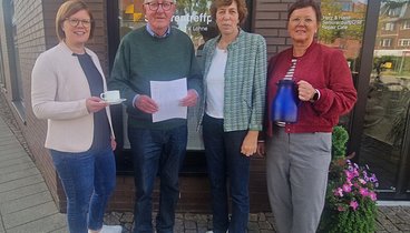 Vier Personen stehen vor dem Eingang des Seniorentreffpunkts im Lohne. 