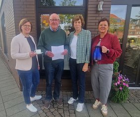Vier Personen stehen vor dem Eingang des Seniorentreffpunkts im Lohne. 