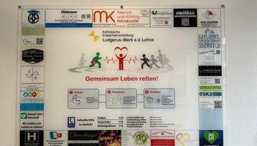 Eine Dankestafel für den Defibrillator mit den Logos der Sponsoren.