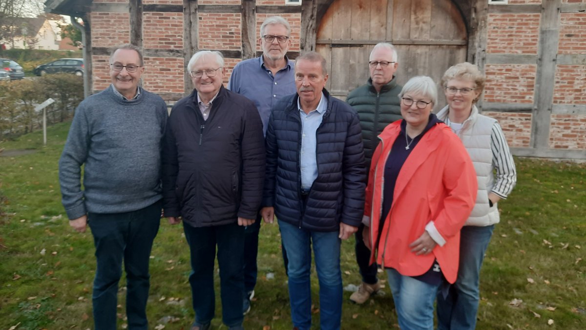 Eine Gruppe von sieben Leuten steht vor der Hofstelle des Ludgerus-Werk. Es sind die ehrenamtlichen Wohnberater des Landkreises Vechta. 
