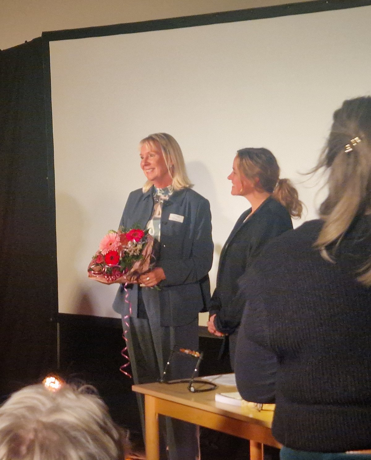 Annette Kröger überreicht Sarah Brendel einen Blumenstrauß.