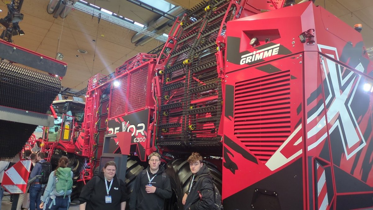 Teilnehmende vor einer Grimme Maschine der FA Kröger