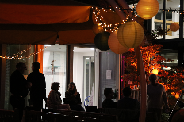 Beleuchtete Lampions hängen über den Innenhof. In der Abendstimmung kommen sie besonders gut zur Geltung.