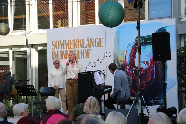 Begrüßung durch Annette Kröger aufer Konzertbühne.