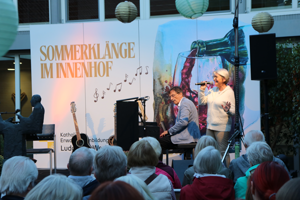 Sängerin Martina Halbritter und Theo Hartogh am Klavier auf der Konzertbühne.