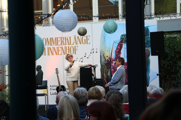 Sängerin Martina Halbritter und Theo Hartogh am Klavier auf der Konzertbühne.