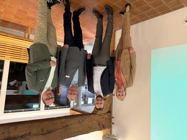 Gruppe von Personen, die mit der Durchführung des Vortrags zu tun hatten. Annette Kröger (Vorstand Ludgers-Werk), Alexander Malchus (EWE), Markus Graw (Bildungsreferent)