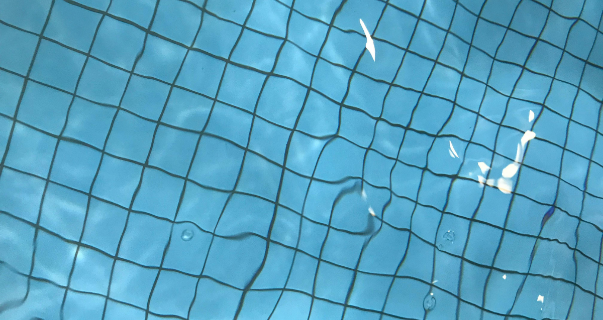 Eine Detailansicht eines Schwimmbeckens von oben